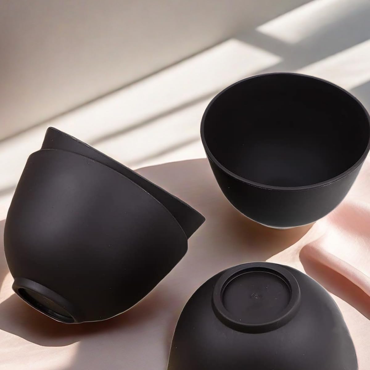 PLINNILUY 5 Pcs Diy Face Mask Mixing Bowl, Home Use Silicone Facial Mask Mixing Bowls Set Plastic Facial Mask Mixing Masks Set - DIY Skincare Mixing Tool Kit (Black-5Pcs)