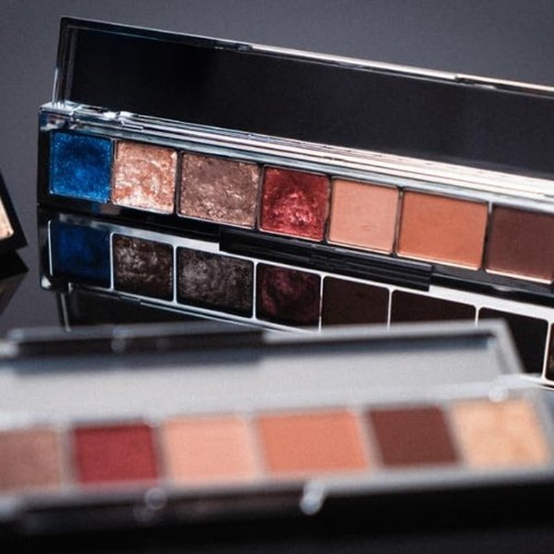 Sarelly Eyeshadow Palette | 8 Shades, 4 Finishes (Matte, Shimmer, Satin & Metallic) | Mirror & Dual-Ended Brush | Neutral Eye Makeup Kit