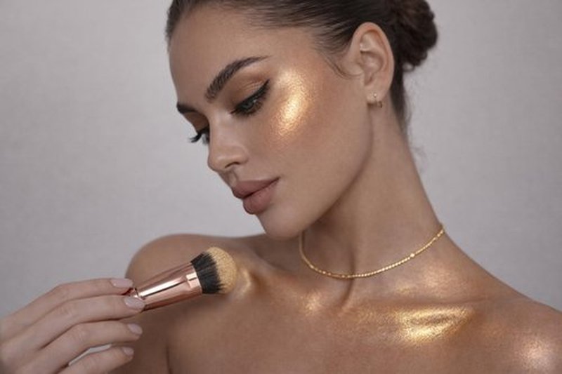 Mynena Golden Face Highlighter & Body Shimmer Powder | Ultra-Fine Buildable Loose Powder for Wet or Dry Application | Gold