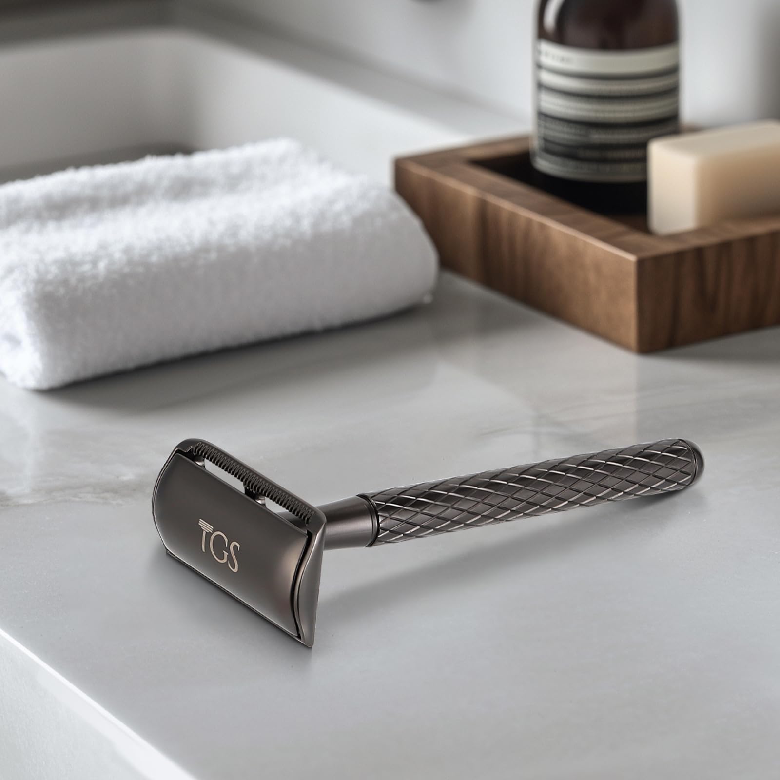 The Grooming Society Single Blade Safety Razor for Men with Silicone Cover & 10 Blades Double Edge Safety Razor for Travel Metal Eco-Friendly Reusable Razor for Shaving (Matte Black)
