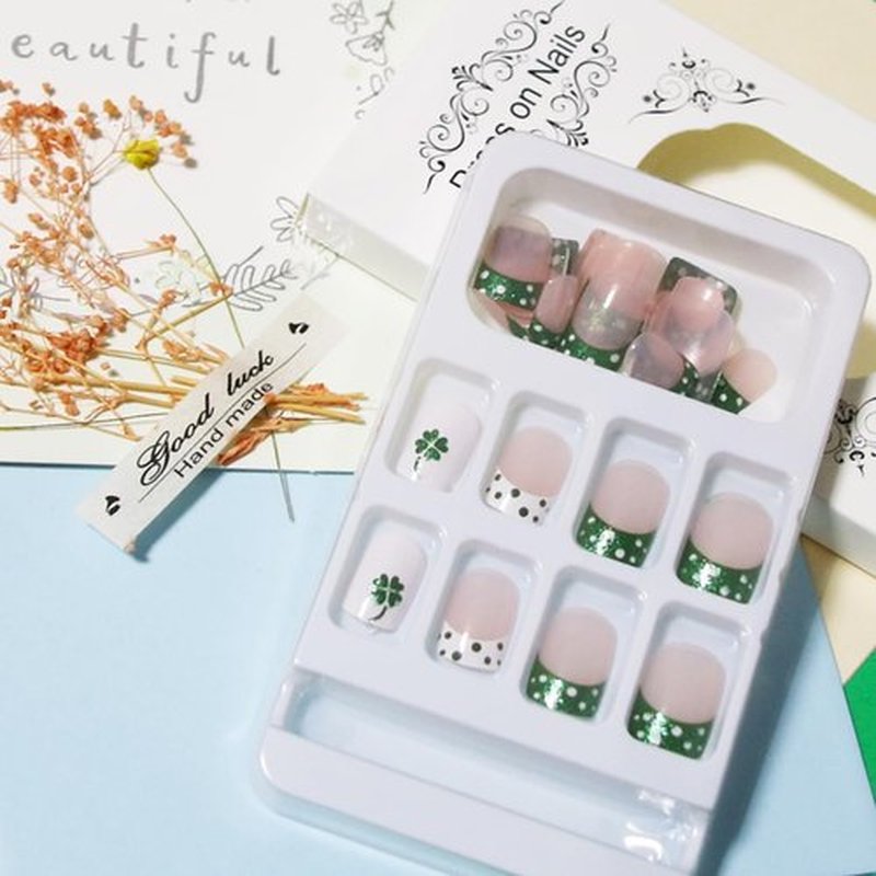 24Pcs St. Patrick's Day Press on Nails Square Medium Fake Nails Glitter French Tip False Nails with Green Shamrock Designs Full Cover Nail Tips Acrylic Nails St. Patrick's Day Glue on Nails for Women
