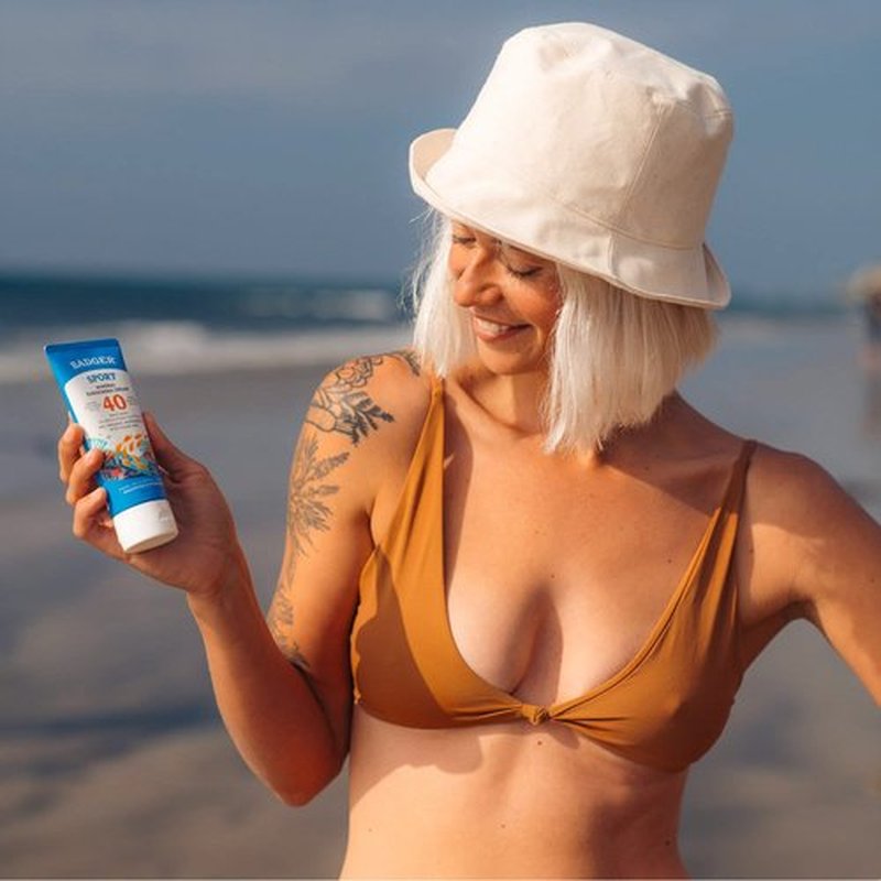Badger Reef Safe Sunscreen, Unscented SPF 40 Sport Mineral Sunscreen, 98% Organic, Water Resistant Zinc, Approved for Hawaii & Mexico Reefs, 2.9 fl oz