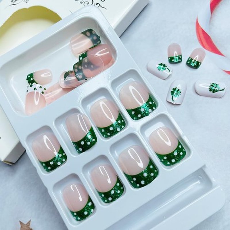 24Pcs St. Patrick's Day Press on Nails Square Medium Fake Nails Glitter French Tip False Nails with Green Shamrock Designs Full Cover Nail Tips Acrylic Nails St. Patrick's Day Glue on Nails for Women