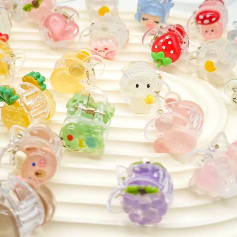 Wnqou 30PCS Cute Hair Clip Blind Bags, Random Cartoon Animal Fruit Mini Hair Claws Surprise Blind Box, Cute Daily Styling Hair Clip, Adorable Hair Accessories for Girls Kids ﻿ ﻿