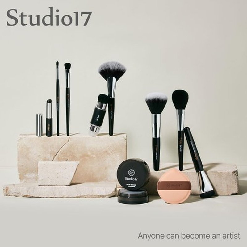 STUDIO17 Foundation Spatula Made of Stainless Steel | Professional Makeup Spatula for Even Application of Foundation | Double Edged Spatula for Small Area of Face | Pouch Included for Clean Storage