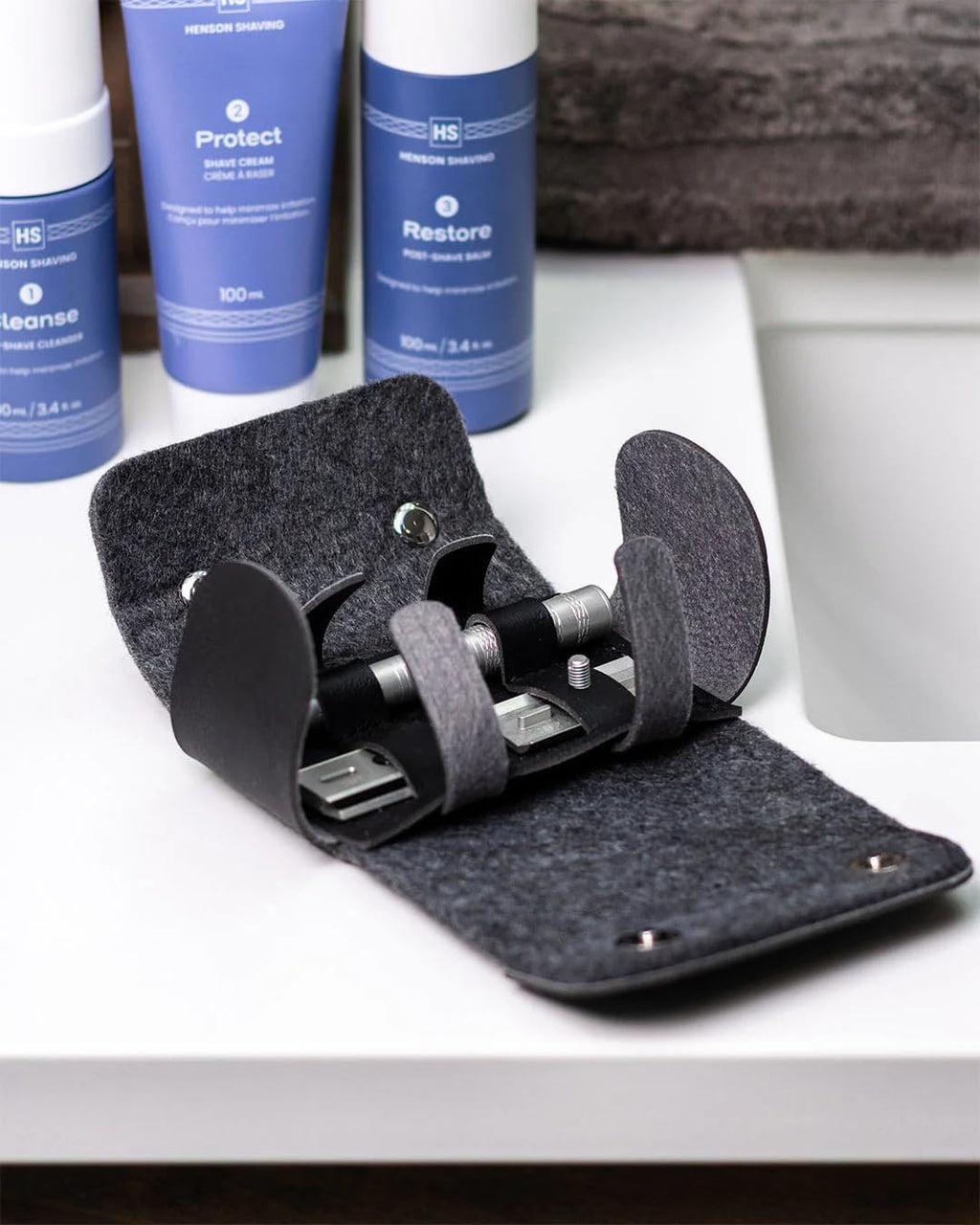 Henson Shaving Premium Razor Travel Case - Plush Merino Wool & Vegan Leather Protective Sleeve with Magnetic Closure, Breathable Fast-Drying Design for Double Edge Safety Razors