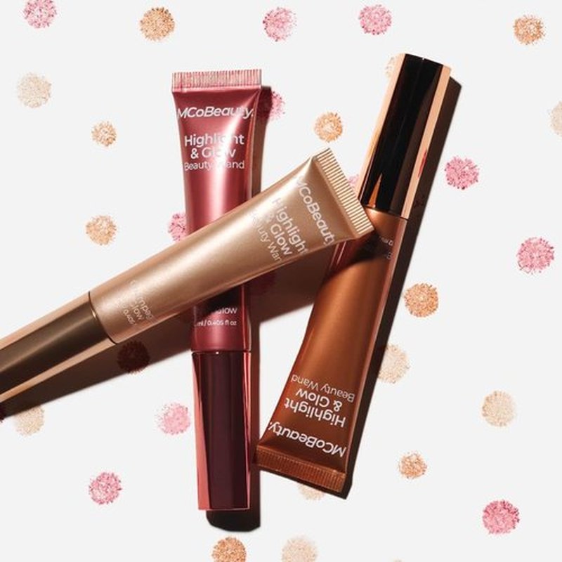 MCoBeauty - Highlight And Glow Beauty Wand - Buildable Liquid Highlighter In Peach Coral - Soft, Radiant Finish
