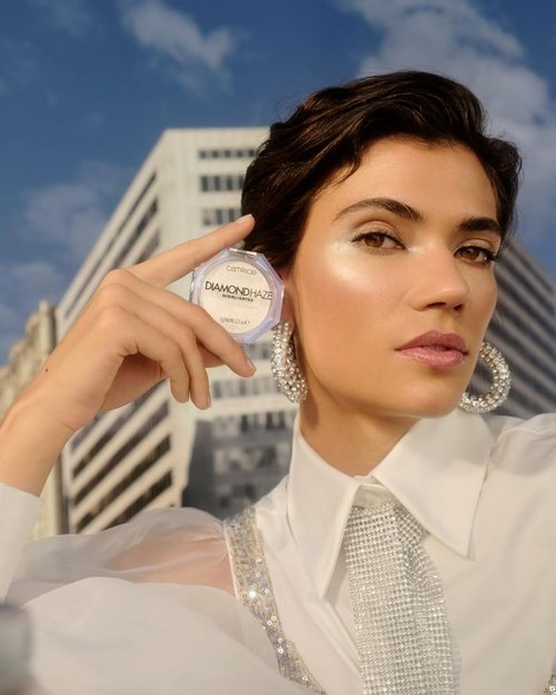 Catrice Diamond Haze Highlighter | 3D Shimmer Effect for Face & Body | Silky, Buildable Glow | Vegan & Cruelty-Free