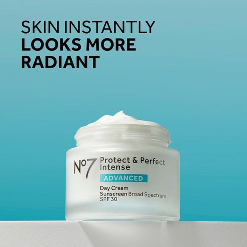 No7 Protect & Perfect Intense Advanced Day Cream SPF 30 - Fragrance-Free Anti-Aging Moisturizer with Hyaluronic Acid (50ml)