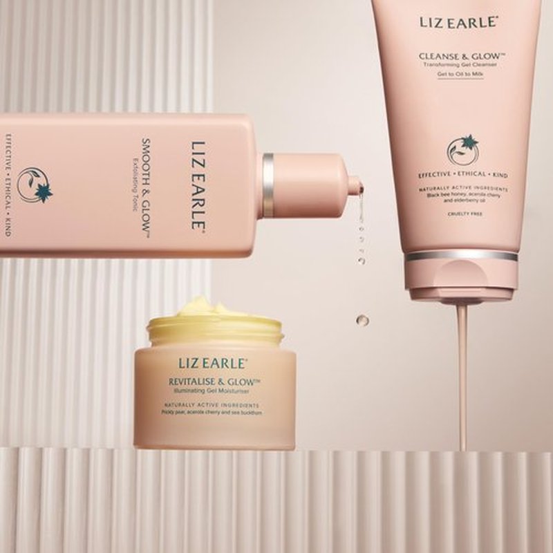 Liz Earle Revitalize & Glow Illuminating Gel Moisturizer - Brightening Vitamin C Face Cream & Pore Minimizer - Enriched with Acerola Cherry to Gently Exfoliate Skin and Boost Hydration (50ml)