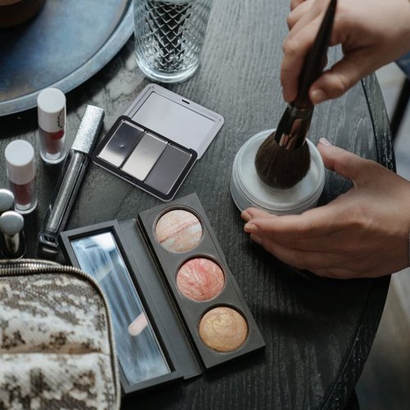 Beaupretty Magnetic Empty Eyeshadow Palette Box with 3 Compartments Refillable Lipstick and Blusher Storage Tray Portable Makeup Container for Travel and Daily Use