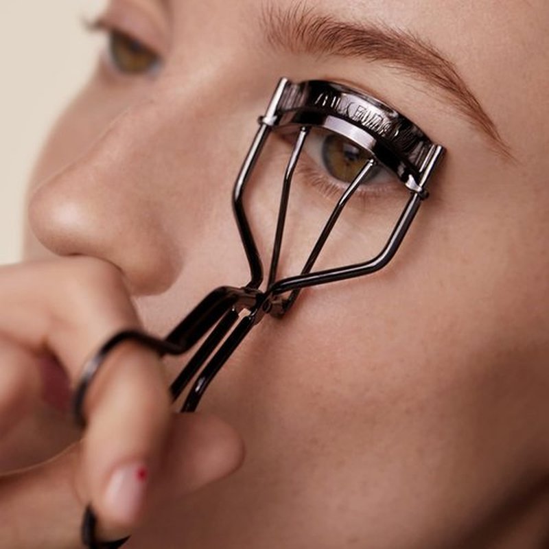 Shiseido Eyelash Curler - Gentle Crimping & Curling for Stunning Lashes - Includes Replacement Pad