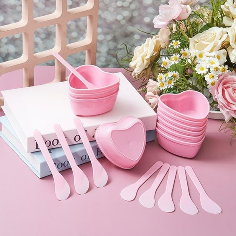 Teenyyou 5 Sets Facial Bowls Plastic Heart Shaped Facial Mask Mixing Set with Spatula Pink Facemask Bowl DIY Skin Care Mixing Tool Kit Esthetician Supplies for Lady Women Home Beauty Salon