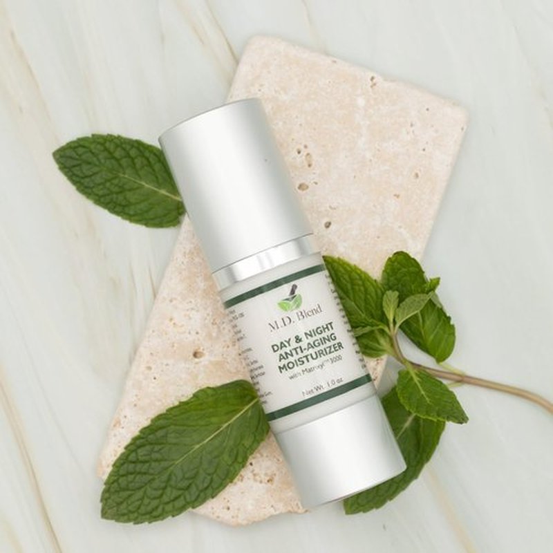 M.D. Blend Day & Night Anti-Aging Face Moisturizer Cream, Matrixyl 3000, Nourishing & Hydrating for Women's & Men's Face Moisturizer Night Cream Smooths Lines & Stretch Marks, 30 ml Airless Pump, 1 Oz