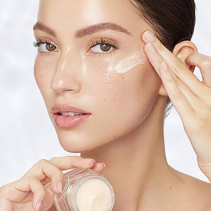 Charlotte Tilbury Magic Eye Rescue - Smoothing & Hydrating Under Eye Cream with Lift Effect, Time-Released Retinol & Botanical Complex for Dark Circles, Puffiness & Fine Lines - Youthful Skin (15ml)