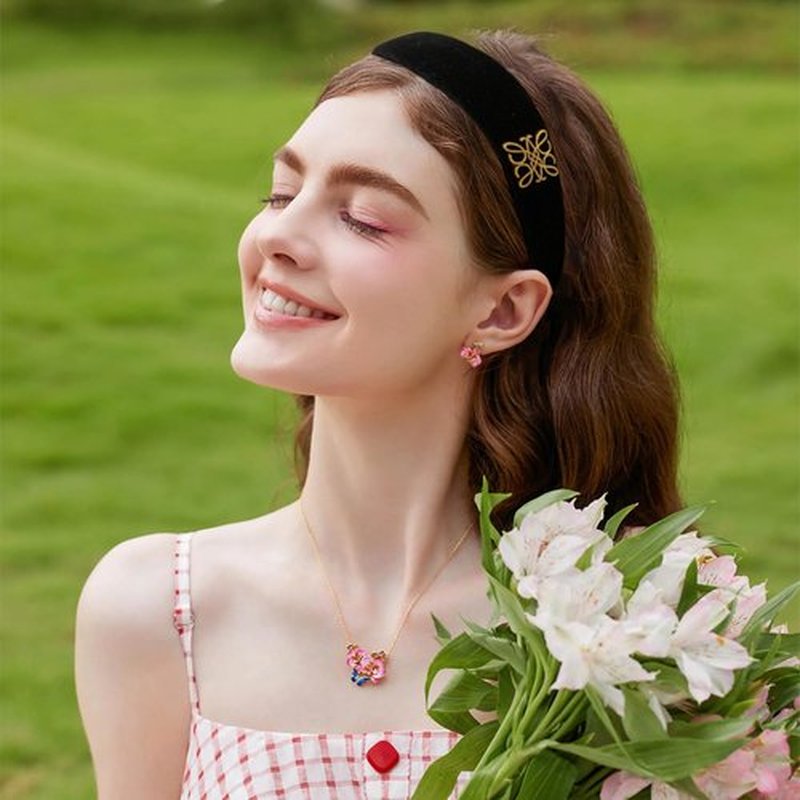Ceoyiler Fashion Headbands, Black Velvet Headband for Women, Classic Retro Design Hair, Suitable for Women Fashion Headband (Black)