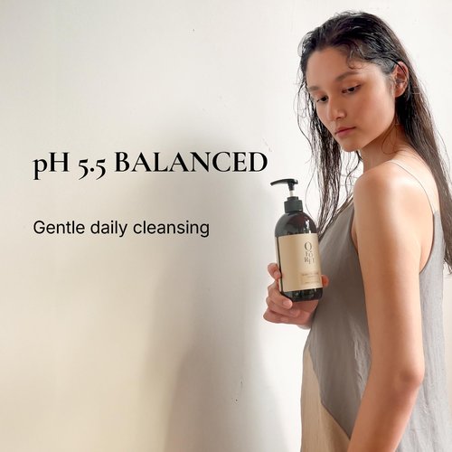 QFORET Born to Grow Clarifying Scalp Shampoo for Oily & Itchy Scalp, pH 5.5 Korean Herbal Formula with Cedarwood Scent, Naturally Red from Gardenia, 16.9 fl oz