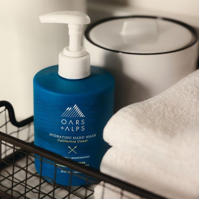 Oars + Alps Hydrating Liquid Hand Soap, Made with Coconut Oil & Aloe Vera to Moisturize Dry Hands, Gentle Hand Wash with Vitamin E, Cruelty Free, Paraben Free, California Coast Scent, 10oz