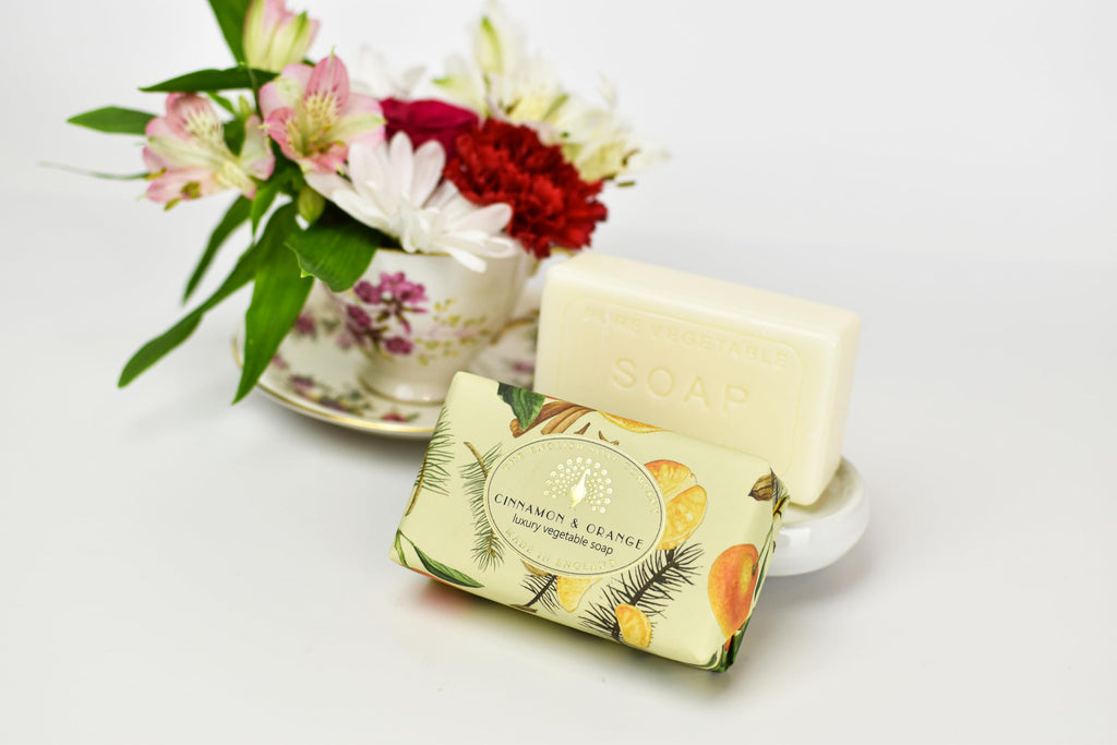 The English Soap Company Vintage Wrapped Soap Bar, Luxury Cinnamon Shea Butter Soap Bar, Moisturising Soap Bar for Face & Body, Cinnamon & Orange Scent 6.7 oz