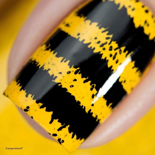 Maniology Bee Nail Stamping Plate | Sweet Honeybees, Honey Beehive Patterns — Trendy & Versatile Designs, Easy DIY Manicure, Reusable, Rectangular Stainless Steel Nail Art Template