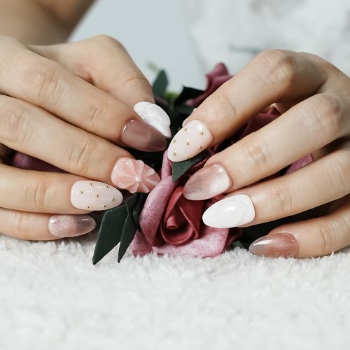 Tesytto Nude Pink Press on Nails Short Almond Cat Eye Fake Nails with 3D Sleek Water Drop Design Glossy Finish Glitter Full Cover Acrylic Nails (Ice Flowers, M)