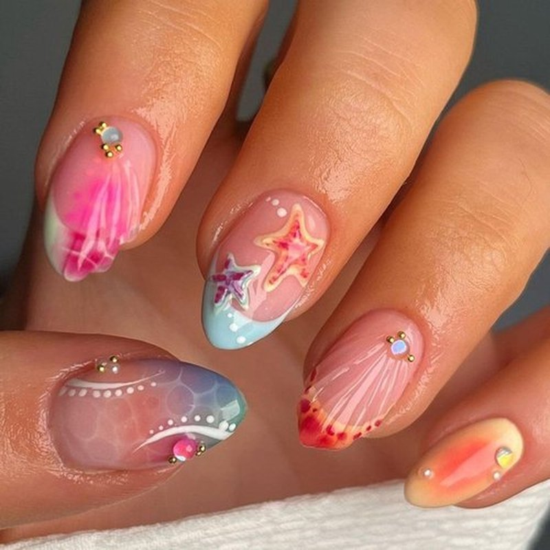 Summer Press on Nails Short Almond Fake Nails with 3D Starfish Pearl Designs Blue French Tip Nails Press ons Glossy Glue on Nails Gradient Acrylic Nails Nude Stick on Nails for Women 24Pcs