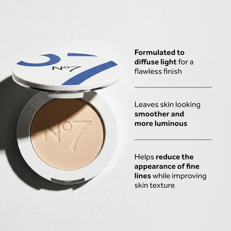 No7 Lift & Luminate Triple Action Powder - Light - Pressed Makeup Setting Powder for a Flawless Finish (10g)