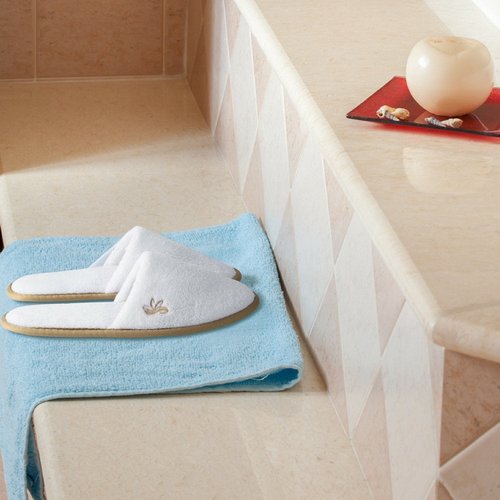 BERGMAN KELLY Spa Slippers, Closed Toe (Large, 12 Pairs, White + Cocoa Trim), Disposable Indoor Hotel Slippers for Men and Women, Fluffy Coral Fleece, Deluxe Padded Sole for Extra Comfort
