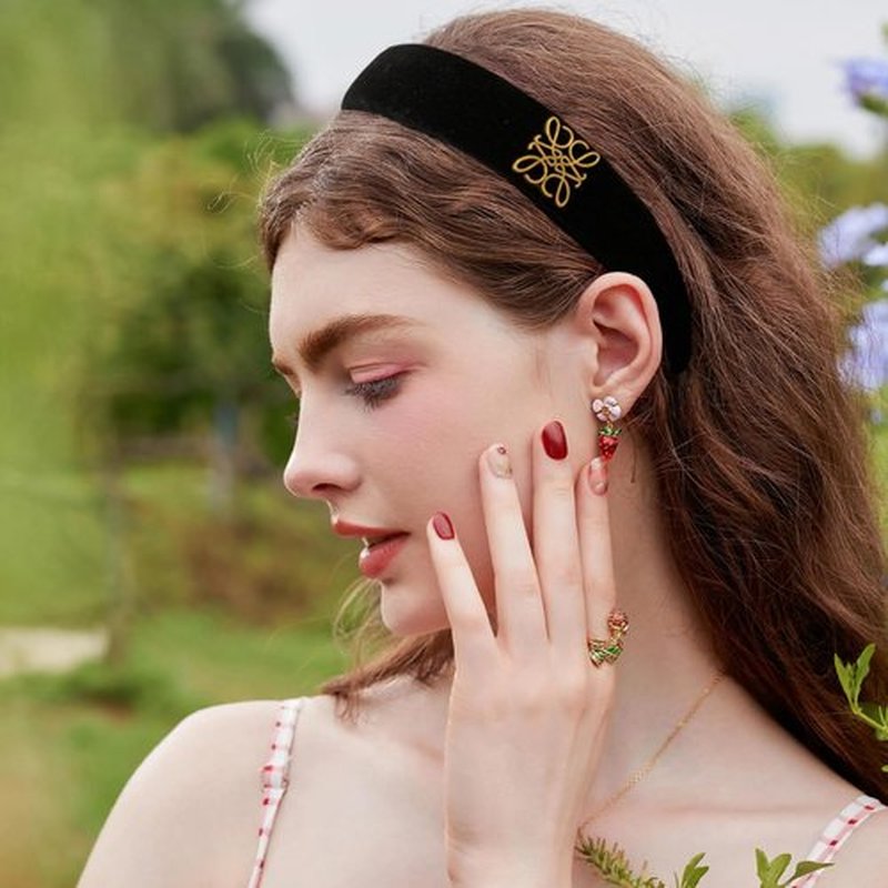 Ceoyiler Fashion Headbands, Black Velvet Headband for Women, Classic Retro Design Hair, Suitable for Women Fashion Headband (Black)