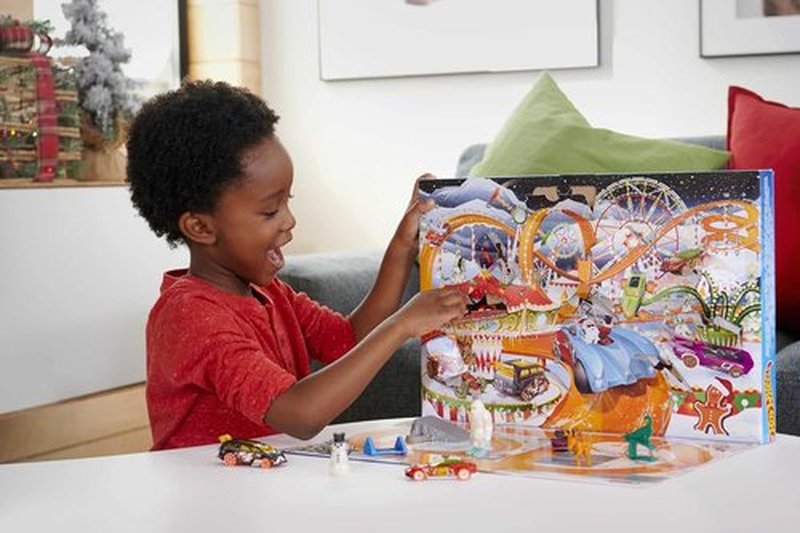 Hot Wheels 2022 Advent Calendar - 8 1:64 Scale Toy Cars with 16 Holiday Accessories & Playmat