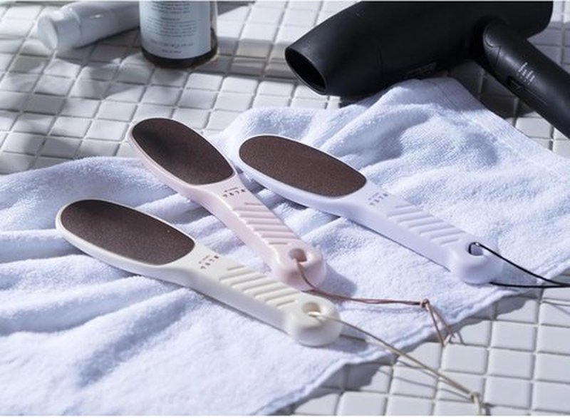 TSURULABO - Foot File, Dual-Sided (Coarse & Fine), Water-Resistant Alternative to a Foot Scrubber or Pumice Stone for Feet, Heel Scrubber for Grooming, Beige Dry Skin Callus Remover with Hanging Loop