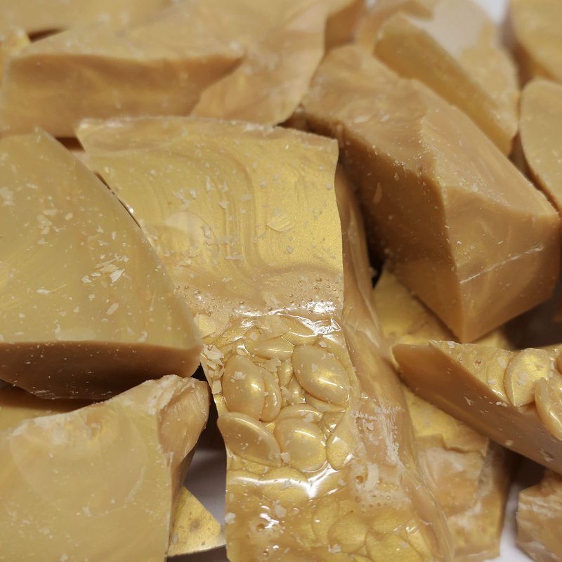 Waxness Premium Gold Rush Hard Wax Beads 1.65 lb (750 g) – Rosin-Free Hypoallergenic Hard Wax for Sensitive Skin, Low Temperature Stripless Wax, Professional Use – Made in Italy