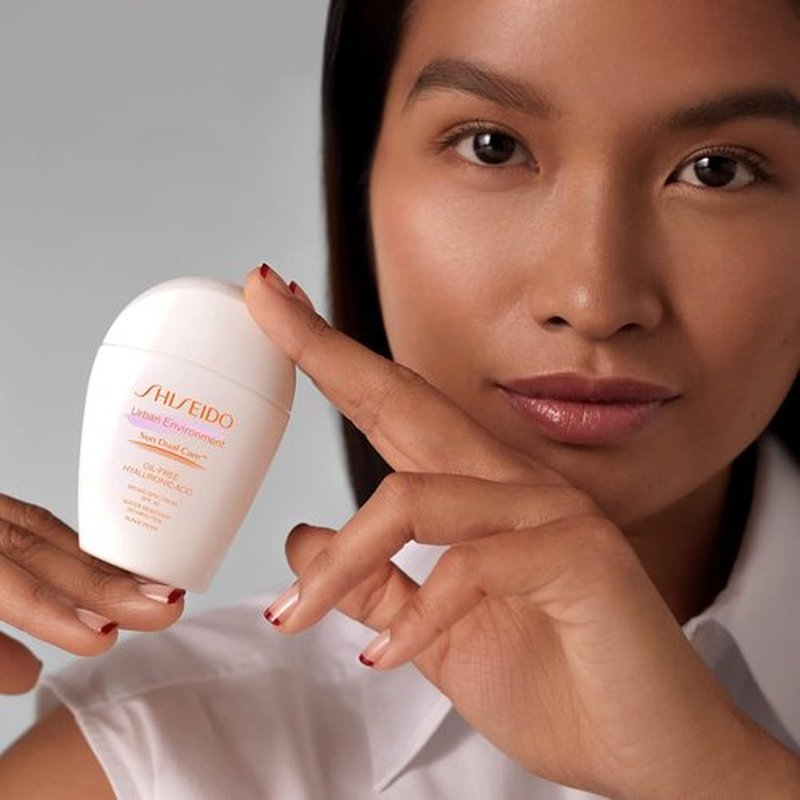 Shiseido Urban Environment Oil-Free Sunscreen SPF 42 | Hydrating, Mattifying Face Primer - Water Resistant for 40 Minutes