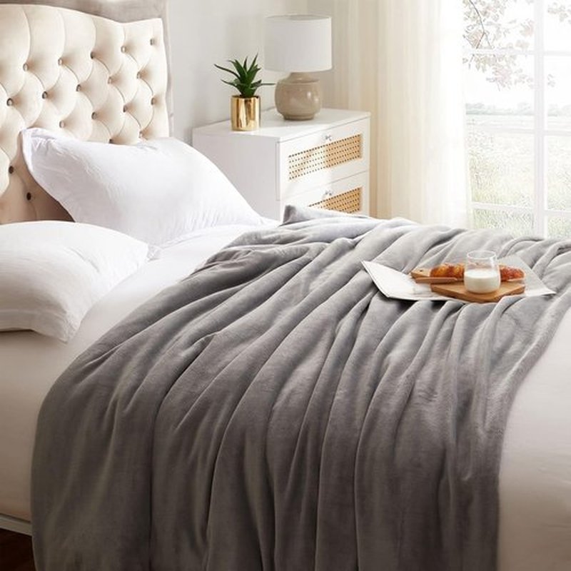 KMUSET Fleece Blanket - Lightweight Super Soft Cozy Throw in Grey | Luxury Microfiber Bed Blanket