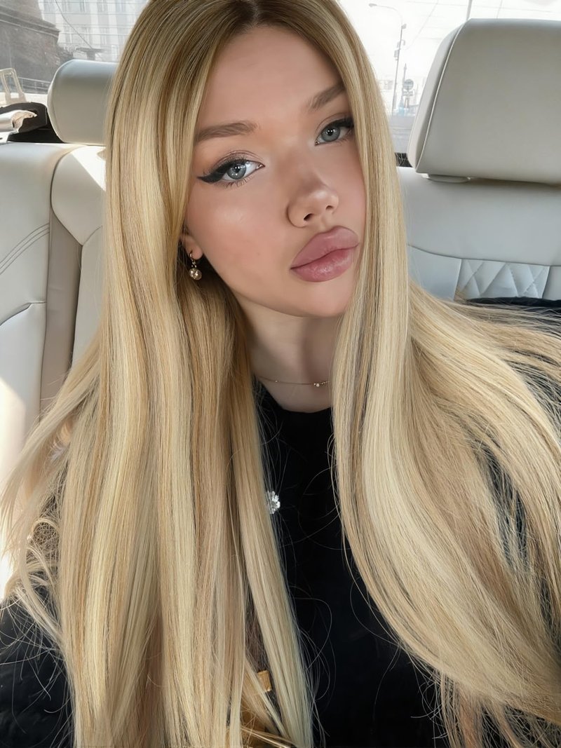 WIGRE Long Straight Wig 26 Inches Middle Part Mix Blonde Wigs for Women Daily Use Ombre Brown Highlight Honey Blonde Wig Synthetic Heat Resistant Hair for Valentine's Day/Music Festival/Carnival