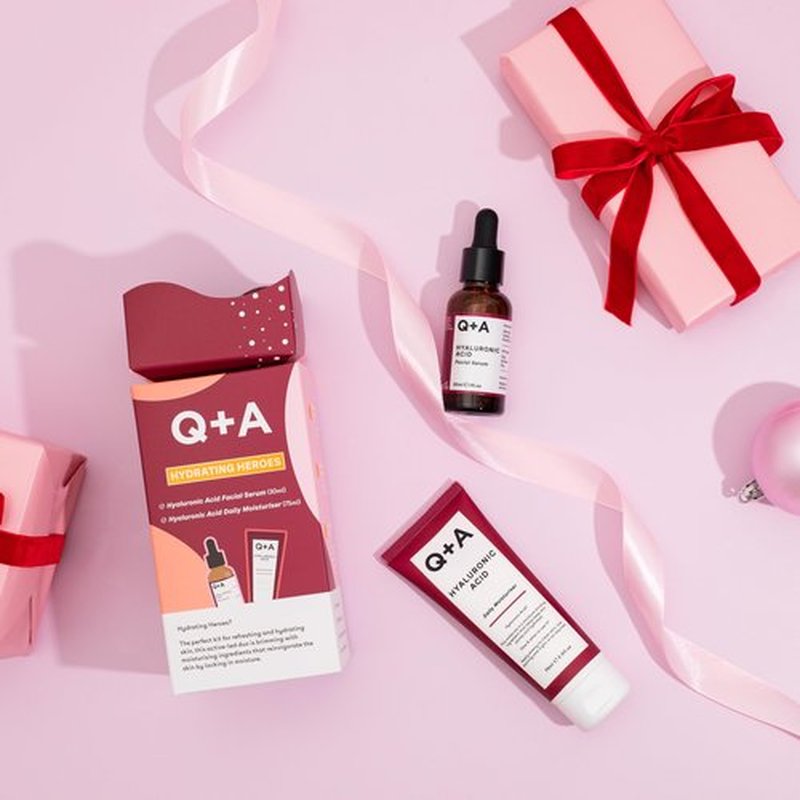 Q+A Hydrating Heroes Skincare Gift Set, Contains Hyaluronic Acid Facial Serum 30ml, Hyaluronic Acid Daily Moisturizer 75ml, Natural Hydration for All Skin Types, Softens & Plumps for Radiant Glow