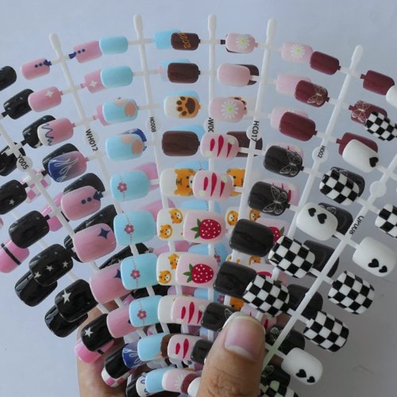 LoveOurHome 288pc Kids Press on Nails Short Square Fake Nails Cute Heart Animal Flower Star Design French False Artificial Fingernails Women Children Girls Manicure Decorations