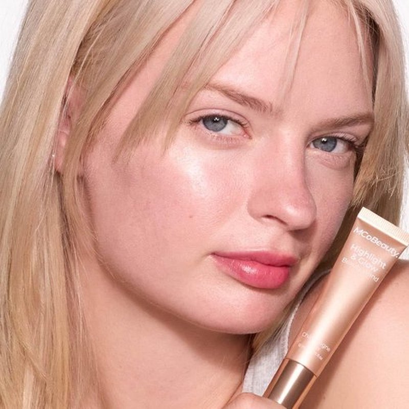 MCoBeauty - Highlight And Glow Beauty Wand - Buildable Liquid Highlighter In Peach Coral - Soft, Radiant Finish