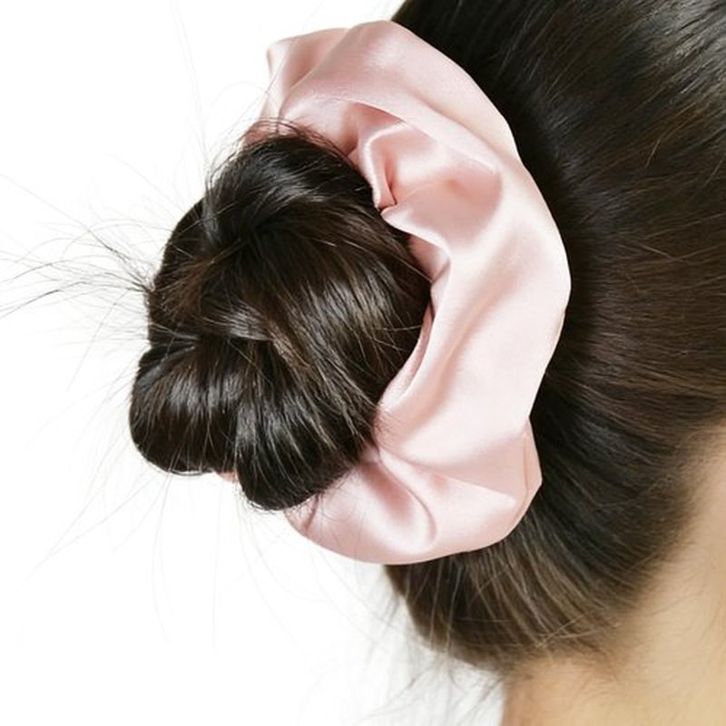 JGQUR 8pcs Hair Clips and Scrunchies Set for Women – 4 Non-Slip Matte Medium Claw Clips, 4 Large Satin Scrunchies, Hair Accessories for Thick Thin Hair, Party, Daily Use (Pink Colors Set)