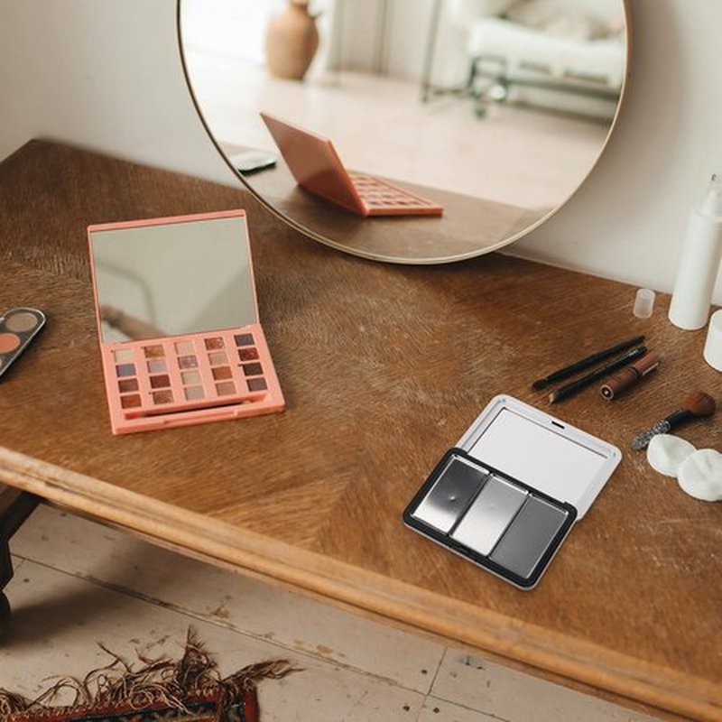 Beaupretty Magnetic Empty Eyeshadow Palette Box with 3 Compartments Refillable Lipstick and Blusher Storage Tray Portable Makeup Container for Travel and Daily Use