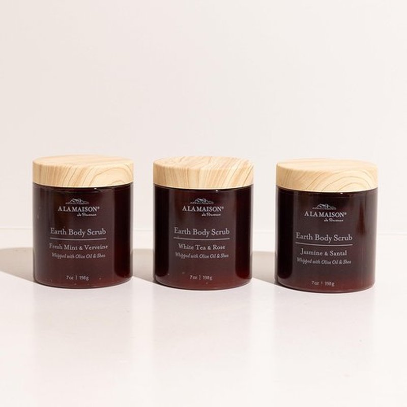 A LA MAISON Earth Body Scrub – Jasmine & Santal – Natural Pumice Scrub with Shea Butter & Olive Oil – Gently Exfoliates & Softens Skin – French Formula – Plant-Based – 7 oz – Amber Collection