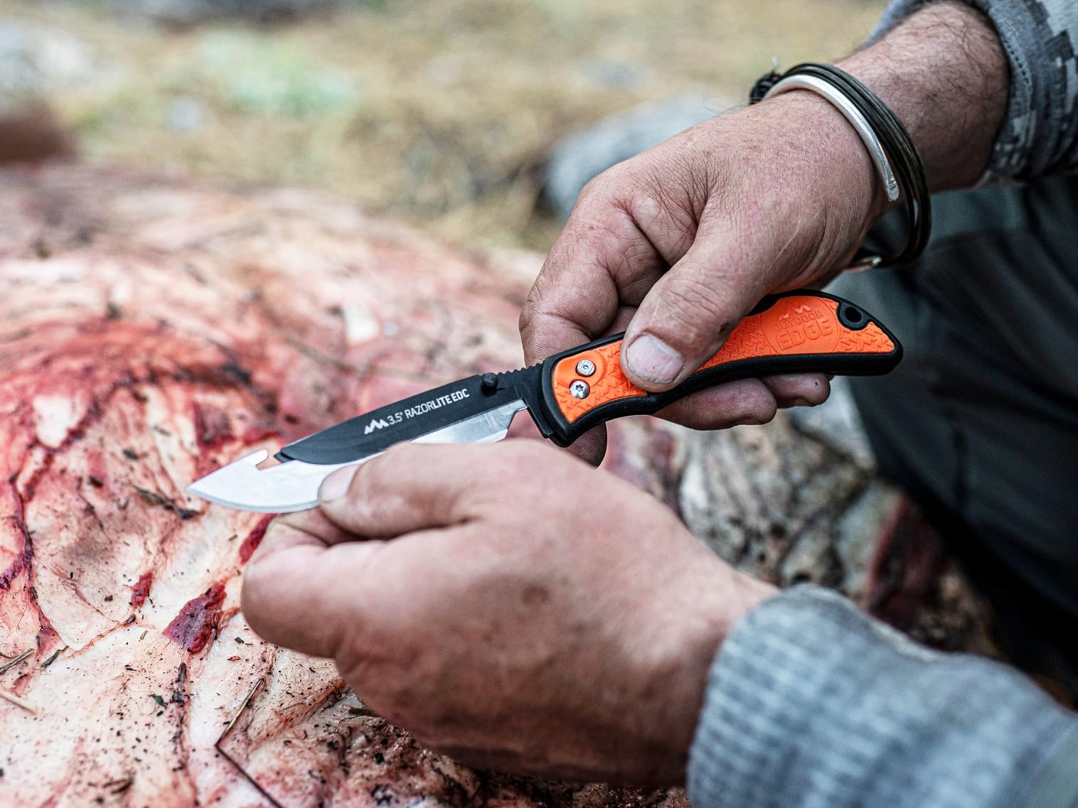OUTDOOR EDGE 3.0" RazorLite EDC Knife. Pocket Knife with Replaceable Blades and Clip. The Perfect Hunting Knife for Skinning Deer.