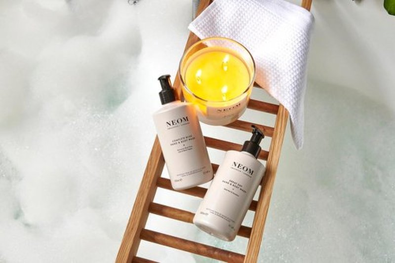 Neom – Luxury Hand & Body Wash | Lavender, Jasmine & Sandalwood | Gently Cleanses & Softens | 300ml