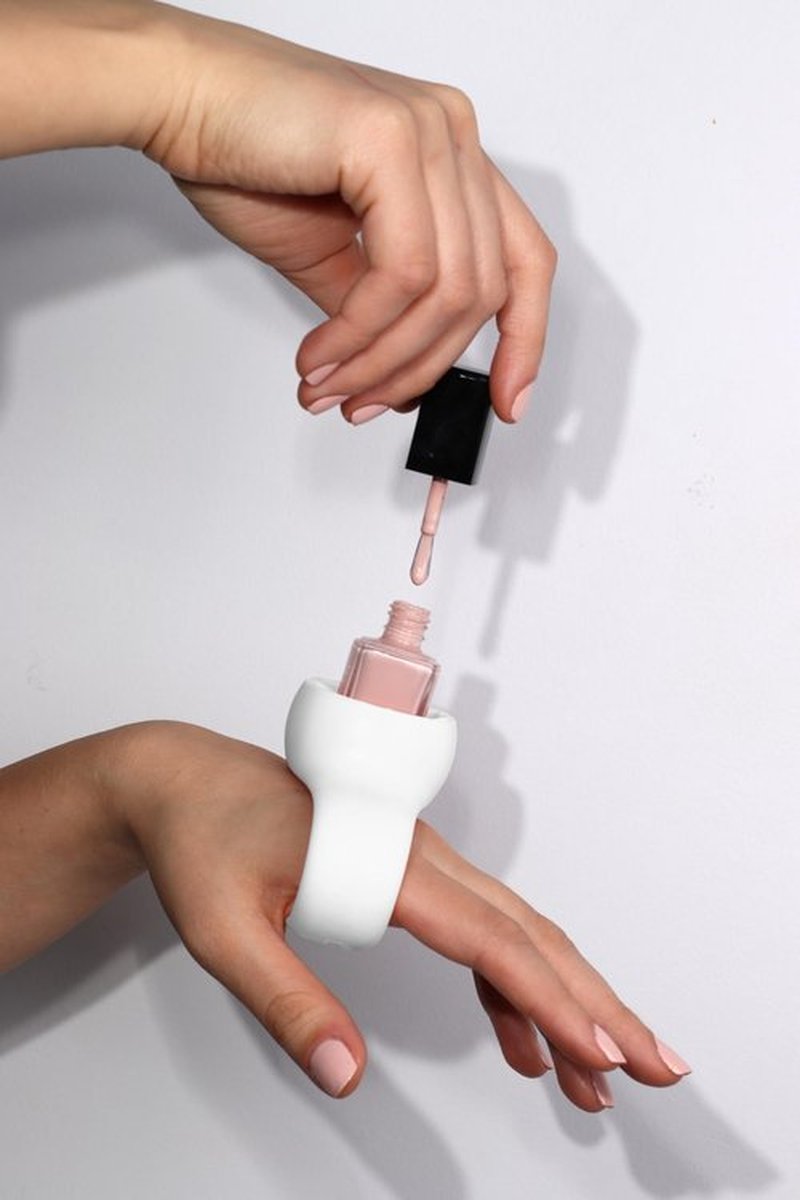 LONDONTOWN Portable Nail Polish Bottle Holder Soft Adjustable Wearable Anti-Spill Grip Fingernail Painting Tool, Manicure and Pedicure Accessory, White