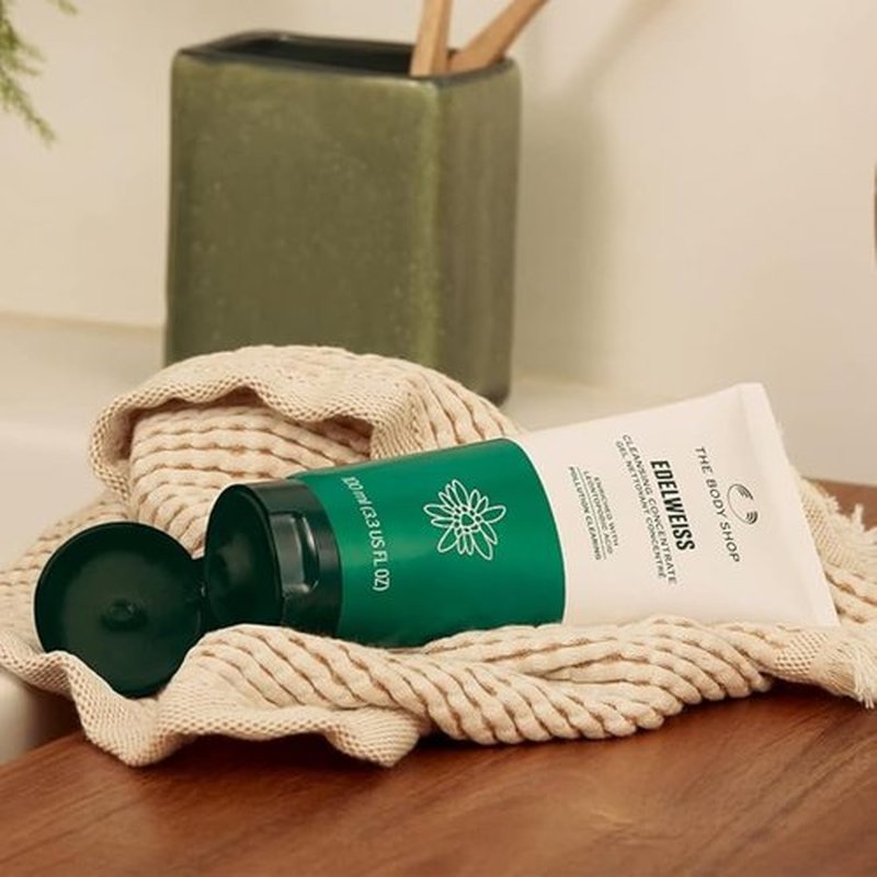 The Body Shop Edelweiss Cleansing Concentrate – Facial Cleanser – Gently Cleanses Tired, Dehydrated Skin– Vegan – 100ml