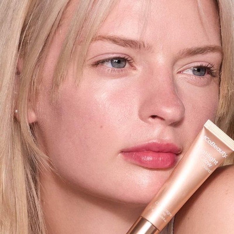 MCoBeauty - Highlight And Glow Beauty Wand - Buildable Liquid Highlighter In Peach Coral - Soft, Radiant Finish