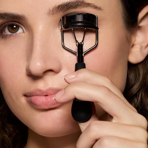 e.l.f. Pro Eyelash Curler - Strong Contoured Design for Eye-Opening Volume | Includes Extra Rubber Pad, Silver