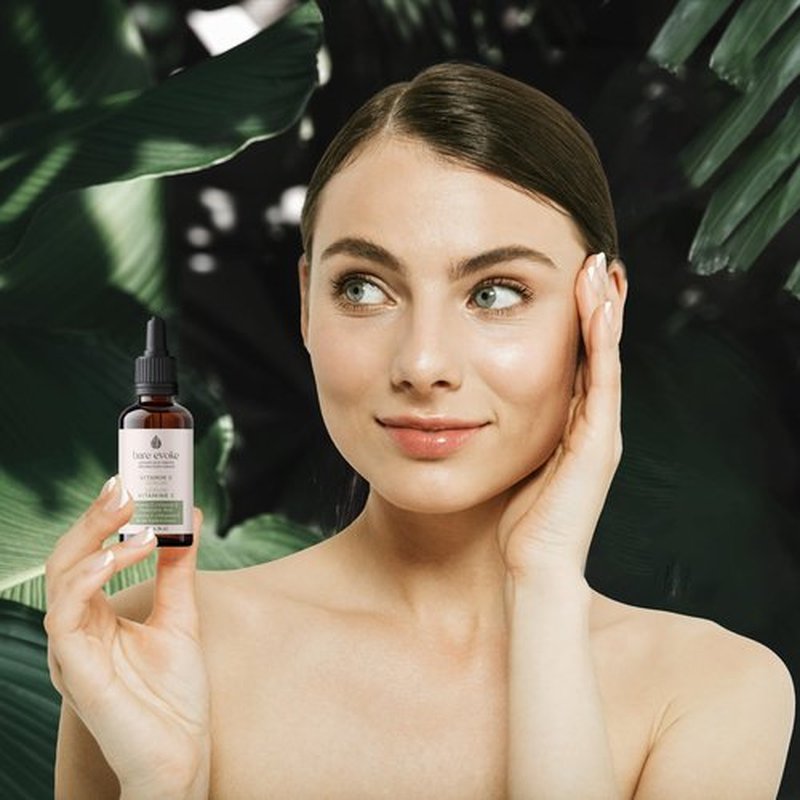 Bare Evoke Vitamin C Serum with Hyaluronic Acid, Niacinamide & Natural Extracts – Hydrating & Brightening Face Serum – Helps reduce the Look of Dark Spots, Dullness & Pores – For All Skin Types