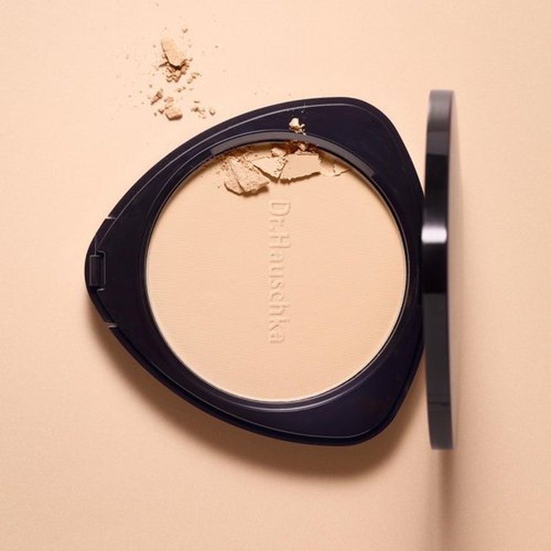 Dr. Hauschka Compact Powder 00, Translucent, Natural, Mineral, Set & Mattify, Touch-up, Silky Finish, for All Skin Tones, 0.28 oz
