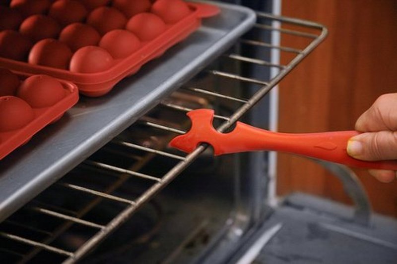 Norpro 1229 Silicone Oven Rack Push/Pull Tool - Heat-Resistant, Non-Slip Grip for Safe Handling